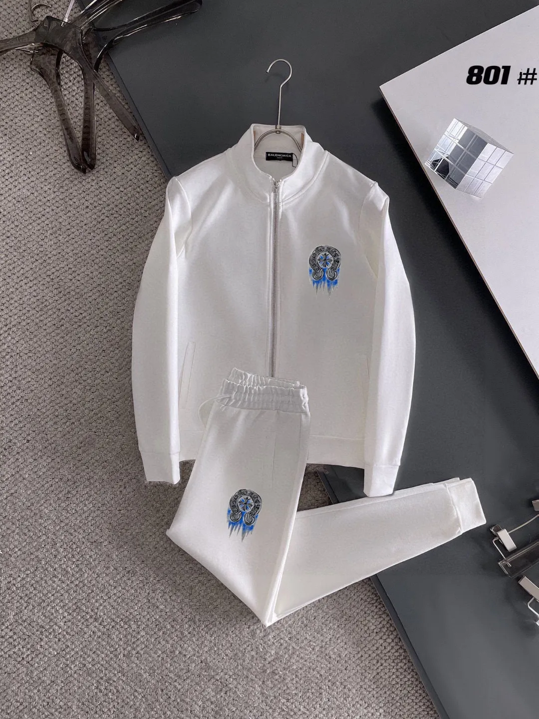 🅿️420 [ChampionHearts] (Fat Man Gospel) hot-selling suit is coming. Focus on the original version of the official website. 2025 new hot-selling cardigan sweater suit. The original order is the best. 🇭🇰The meticulous work of top designers. It has a fitting and perfect upper body effect. 100% natural high-quality Roman cotton, close-fitting comfort, noble and elegant! Original hardware embodies elegance and nobility! Counter size: M-5XL (maximum wear up to 220 pounds)